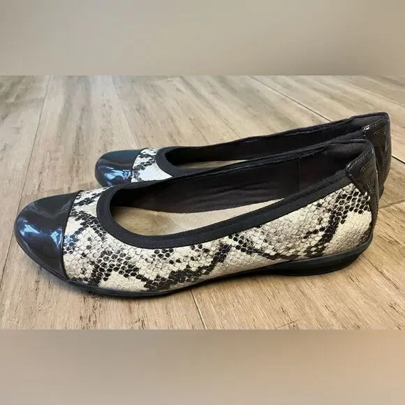 Clarks Collection brown patent leather animal print leather women’s flats. 8 - Picture 3 of 6
